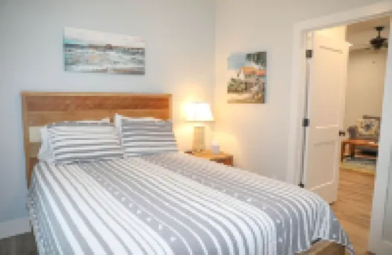 Eagle Nest Apartment-Walk to downtown & the water! New heated POOL January 2024!