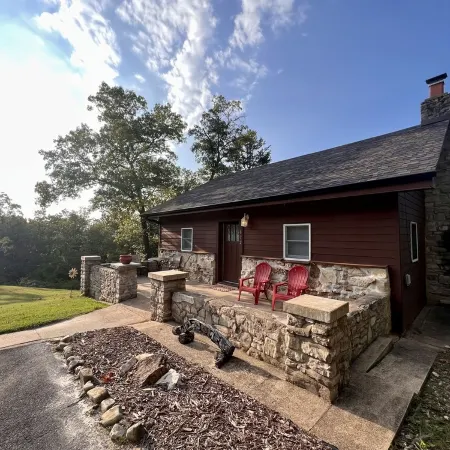 Secluded Cabin with Cozy Fireplace and Jetted Tub! 5-Minutes to Branson Landing