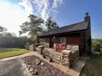 Secluded Cabin with Cozy Fireplace and Jetted Tub! 5-Minutes to Branson Landing