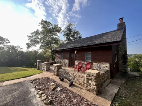 Secluded Cabin with Cozy Fireplace and Jetted Tub! 5-Minutes to Branson Landing