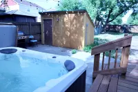 Cozy One Bedroom Cottage Getaway!