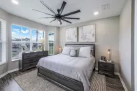 NAPLES RETREAT REMODELED, 2 KING SUITES, POOL, TENNIS, GYM,10 MIN TO BEACH
