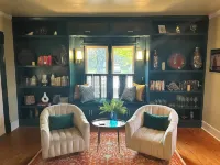1-acre oasis near Saugatuck, wineries, beaches, shops, stunning yard & sunset!