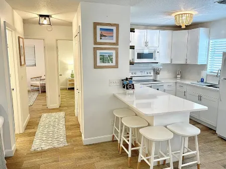 Downtown Stuart Coastal Cottage Отели рядом с достопримечательностью «Island Root Kava Bar»