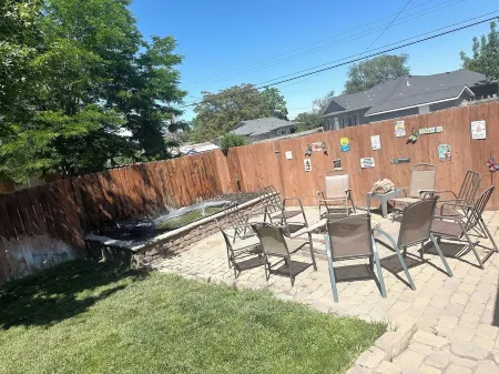 Downtown oasis.. Abundance of Entertainment & Amenities • Hot Tub • King Bed•