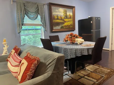 Comfy Deluxe Getaway Suite Отели в г. Небско