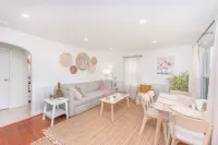 Kingwood Cottage, a beautiful 2-bedroom cottage across from Kingwood