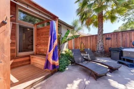 3,000sqft oasis with pool/spa/vegetable garden. Great location!!! Отели рядом с достопримечательностью «Maidu Museum & Historic Site»