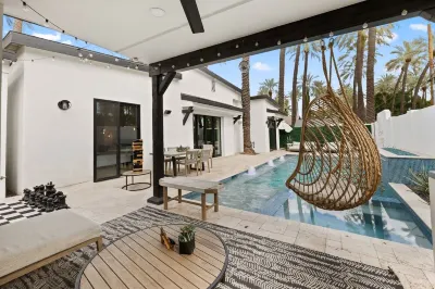 Stylish Paradise – Heated Pool, Spa, Near Old Town