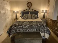 Riverbed, Romantic Waterfront Suite, walk to town<br><br>