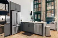 Stylish DT Apartment Loft l Rooftop+Parking+Gym! Sleeps 4