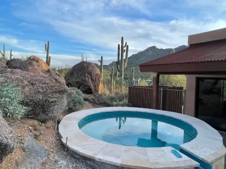 10 Minute Walk to Downtown Cave Creek Restaurants, Night Life and Shops Отели в г. Кейв Крик