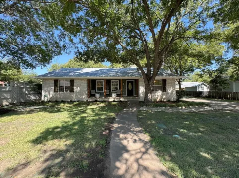 Charming 4-bedroom cottage, 4 BLOCKS OFF MAIN STREET!!