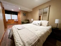 Pinewood Lodge | Cozy Pet-Friendly Log Cabin 5 min to Mt Sunapee