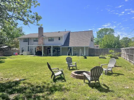 Luxe 5BR Family Retreat, Minutes From TAMU