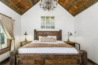 Stonebridge 2: 2 Blocks to Main, Shared Hot Tub