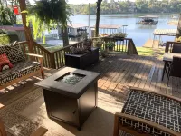 Cottage -Private Hot Tub, Fire Pit, Covered Deck, 20 steps from Lake Hamilton