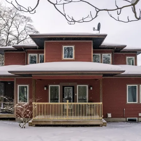 NEW Artistic Modern Cottage/SCREENED Porch/Fire Pit/ Giant Theater/Game RM