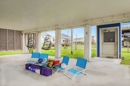 Ping-pong! Bikes! Games! Cute 3-br home in the heart of Crystal Beach, Texas! Отели рядом с достопримечательностью «Crystal Beach Spot»