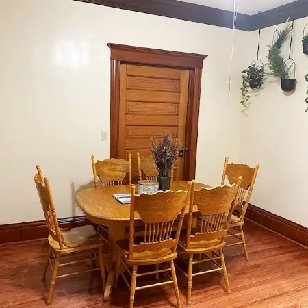 Clean 1st floor 4 bedroom Near Downtown [1-4]