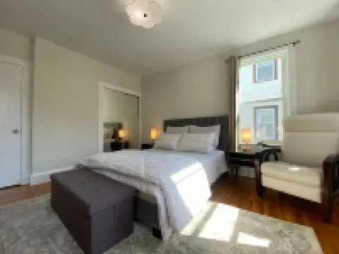 Boston 2bd King Bed near Harvard, MIT, subway near Boston. On-site free Parking Hotels in Somerville