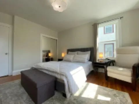 Boston 2bd King Bed near Harvard, MIT, subway near Boston. On-site free Parking