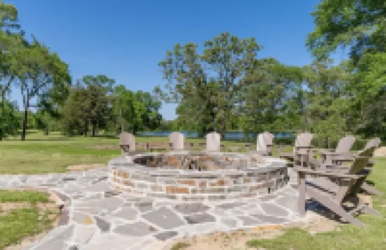 Multi-family Lodge with 8 acre lake and plenty of space, 12 mins to Fort Smith