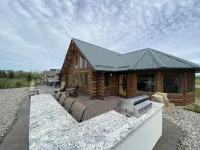 Luxurious Log Cabin & Hot Tub on Golf Course with Spectacular Mountain Views