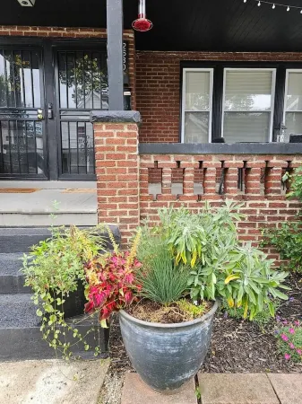 Charm in Larchmere! near Cleveland Clinic, CWRU, Univ Hosp, Downtown, w/Porch!