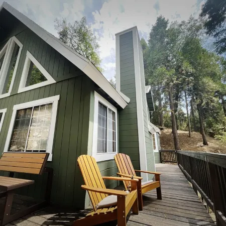 Treehouse Lodge- A quiet hilltop creative retreat, minutes from the lake.