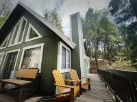 Treehouse Lodge- A quiet hilltop creative retreat, minutes from the lake.