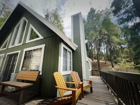 Treehouse Lodge- A quiet hilltop creative retreat, minutes from the lake. Отели в г. Лейк Арроухед