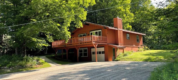 Updated & Central. ATV Trails, golfing, skiing pictured rocks within 3 miles. Hotels in Munising Township