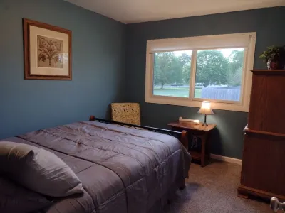 Comfy, spacious 3 bedroom near Rantoul Family Sportsplex.