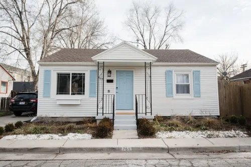 Close To Everything: Downtown, bars/restaurants/coffee, ski resorts nearby