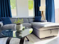 Detached studio guesthouse with full kitchen. - Bungalow