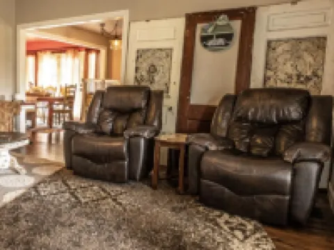 Cute and cozy cottage in Atoka, home of Reba’s Place. Hoteles en Atoka