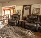 Cute and cozy cottage in Atoka, home of Reba’s Place. Hotels in Atoka