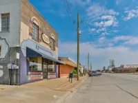 Local Charm Meets Modern Luxury in the North Texas Hill Country - 1.5hrs to DFW! Hotels in Cooke County