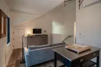 New Modern Loft 5 Minute Walk to Downtown.