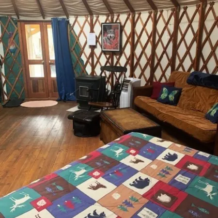 GLAMPING YURT. Sleeps 4, HOT TUB, Pellet Stove