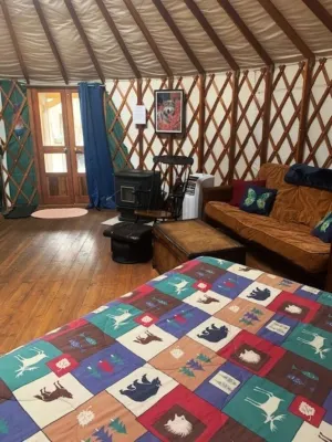 GLAMPING YURT. Sleeps 4, HOT TUB, Pellet Stove