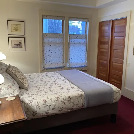 Delightful Downtown Ithaca Home & Garden for Extended Stays Отели в г. Итака