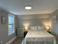 Beach, harbor, ferry & food-Prime Hyannis location
