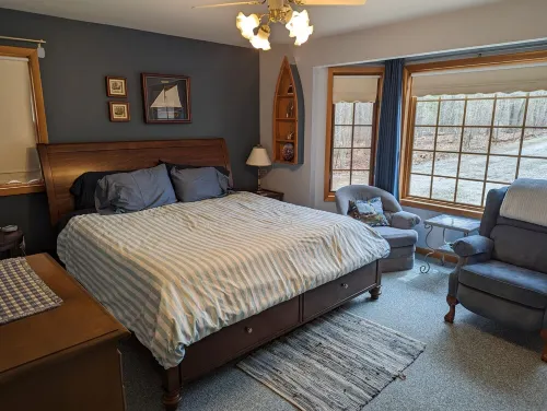 Make new memories! Vacation in the forest on Loon Lake: spacious; scenic; fun. Hotels in Plainfield Township