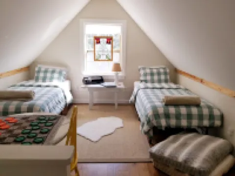 ♥ Sleep in the woods, wake to the birds - Hot tub,  King bed,  PRIVACY!