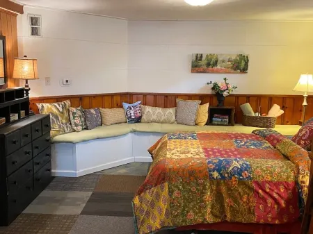 Yellow Submarine trendy basement apt and courtyard