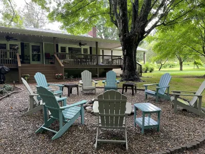 Spacious Farm Property+River Access+Hot Tub+Fire Pits+Nature+Disc Golf+Corn-Hole Hotels near Wood-N-Strings Dulcimer Shop