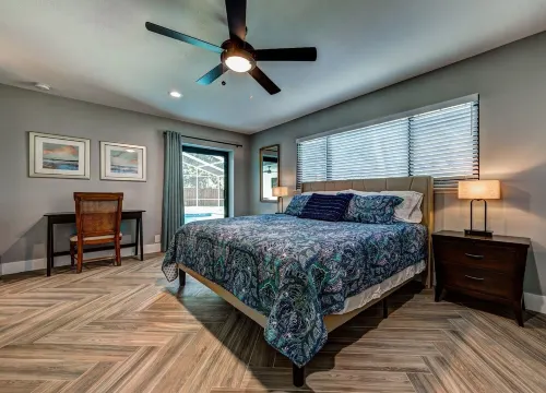 Newly Remodeled! Pool home near Siesta Beach! - 3 ดาว