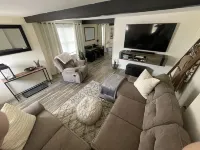 Cozy 2 bedroom home, Fast WIFI, Free Parking, BBQ